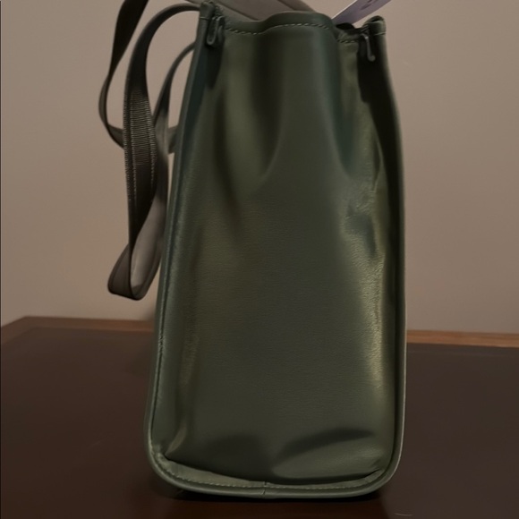 Kate Spade Green Structured Tote with Elegant Two-Tone Design - Picture 2 of 3